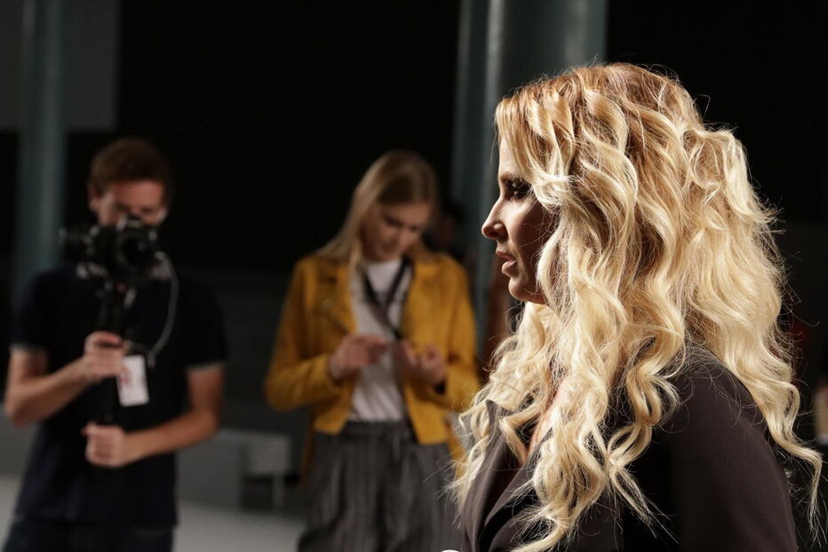 Cristina Ferreira desfila no palco do Portugal Fashion com a sua coleção de sapatos