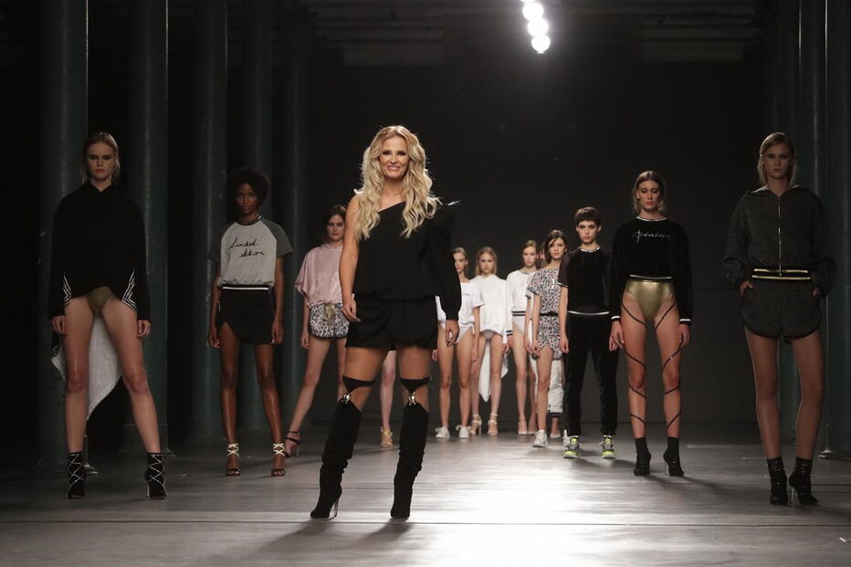 Cristina Ferreira desfila no palco do Portugal Fashion com a sua coleção de sapatos