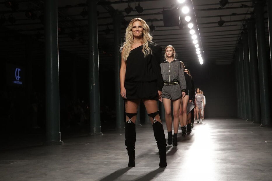 Cristina Ferreira desfila no palco do Portugal Fashion com a sua coleção de sapatos