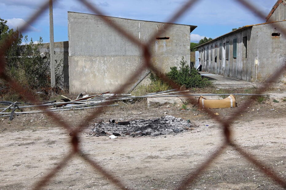 Cadáver só foi descoberto ontem. Bombeiros fizeram o transporte para a morgue do Hospital de Vila Franca de Xira 