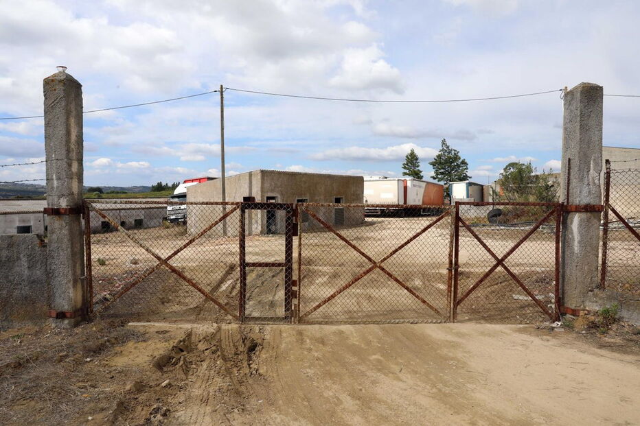 Cadáver só foi descoberto ontem. Bombeiros fizeram o transporte para a morgue do Hospital de Vila Franca de Xira 