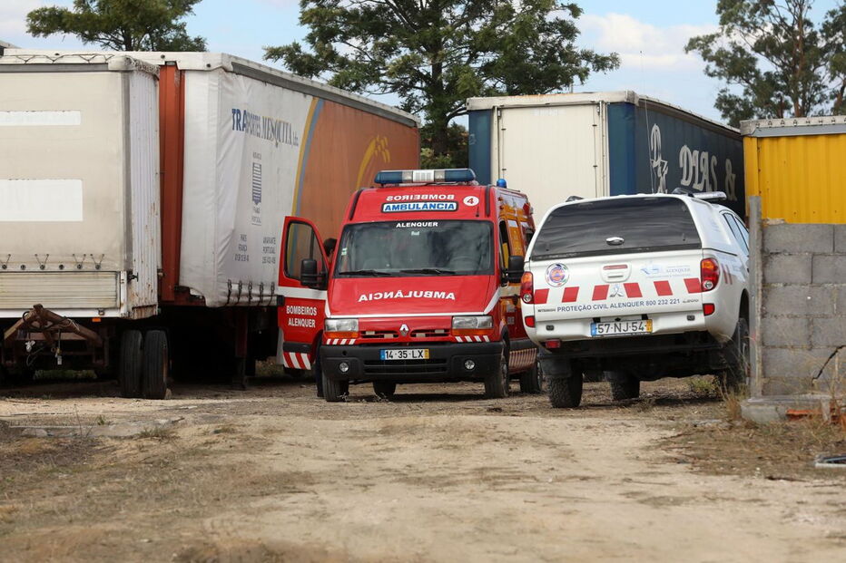 Cadáver só foi descoberto ontem. Bombeiros fizeram o transporte para a morgue do Hospital de Vila Franca de Xira 