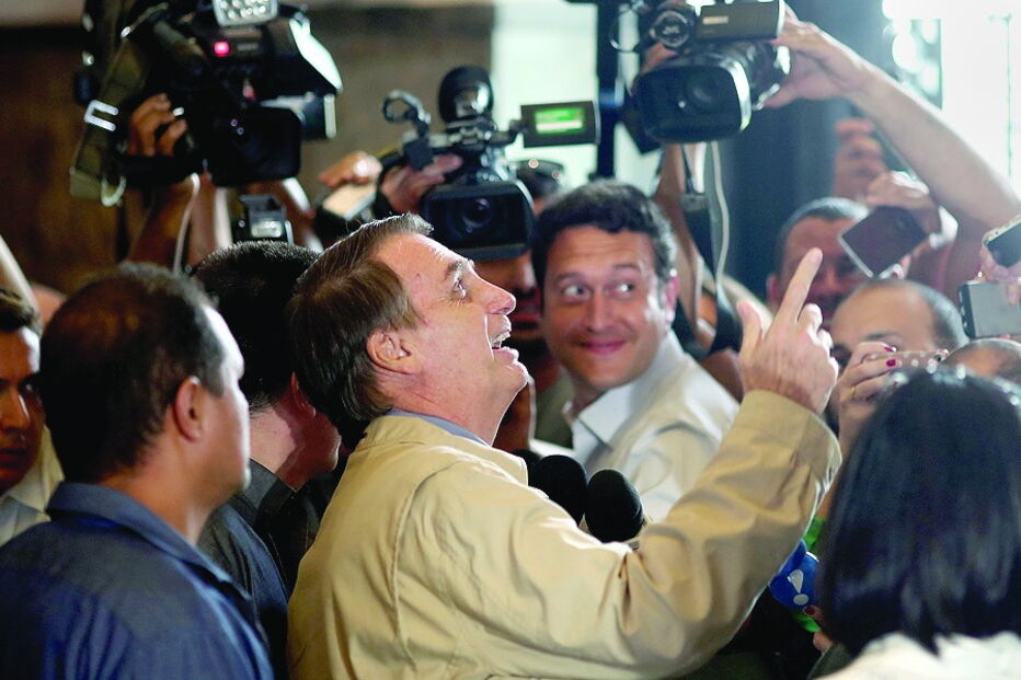 Bolsonaro é favorito à vitória na segunda volta das presidenciais, no dia 28   