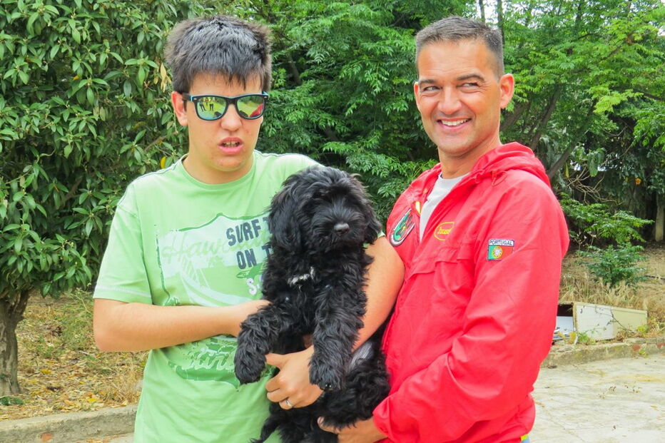 Rui Elvas (à dir.) entregou o cão de água a Rui Marques em junho deste ano    