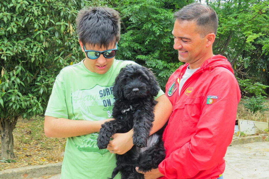 Rui Elvas (à dir.) entregou o cão de água a Rui Marques em junho deste ano    