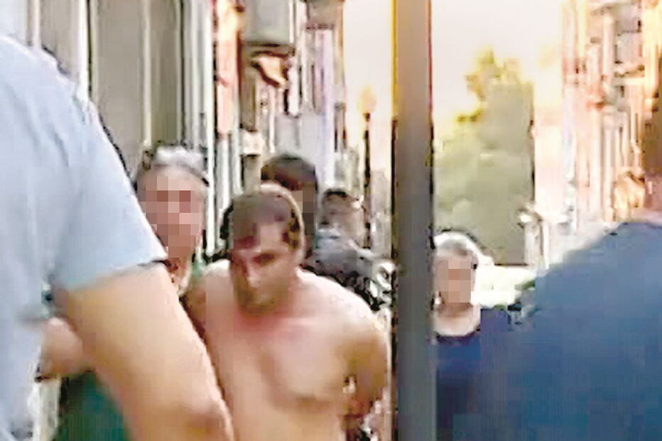 Um dos gémeos foi levado em  tronco nu pelos agentes de investigação criminal, ontem ao final da tarde