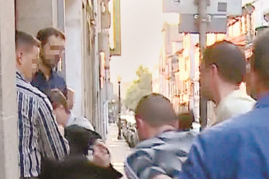 Outro dos gémeos (de costas) após ter sido capturado