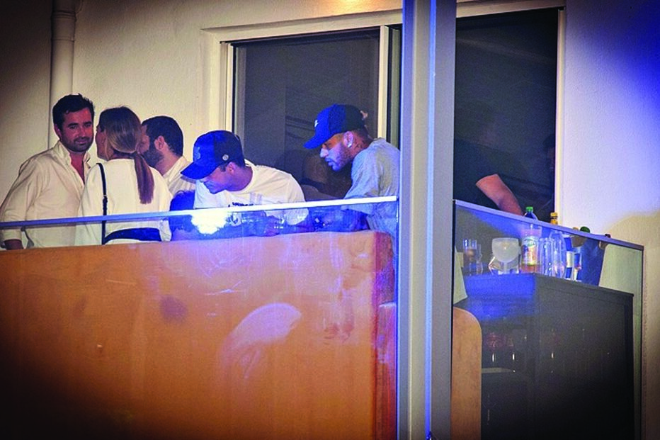 Neymar divertido com amigos em discoteca de Lisboa