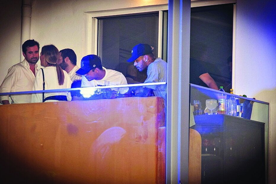 Neymar divertido com amigos em discoteca de Lisboa