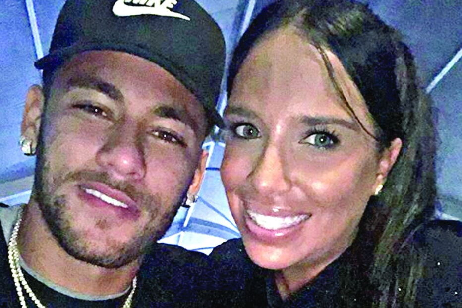 Neymar tirou uma fotografia com a Relações Públicas da discoteca, Joana Reis