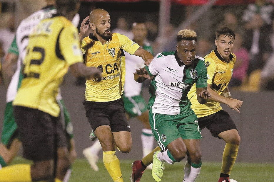 Jovane Cabral tenta passar por Léo Tomé, do Loures. O extremo foi um dos destaques da equipa leonina 