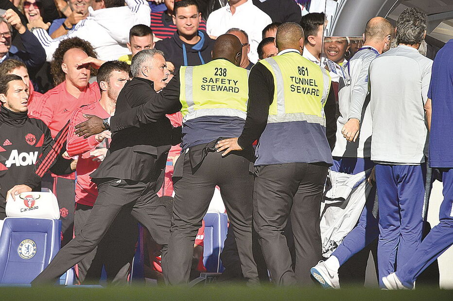 Reação de Mourinho à provocação de um elemento do staff do Chelsea
