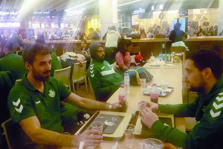 Jogadores de andebol do Setúbal ontem no Aeroporto de Lisboa 