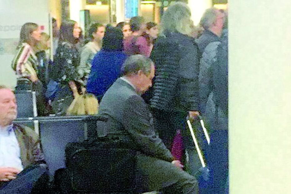Carlos César à espera de embarcar rumo a Ponta Delgada 