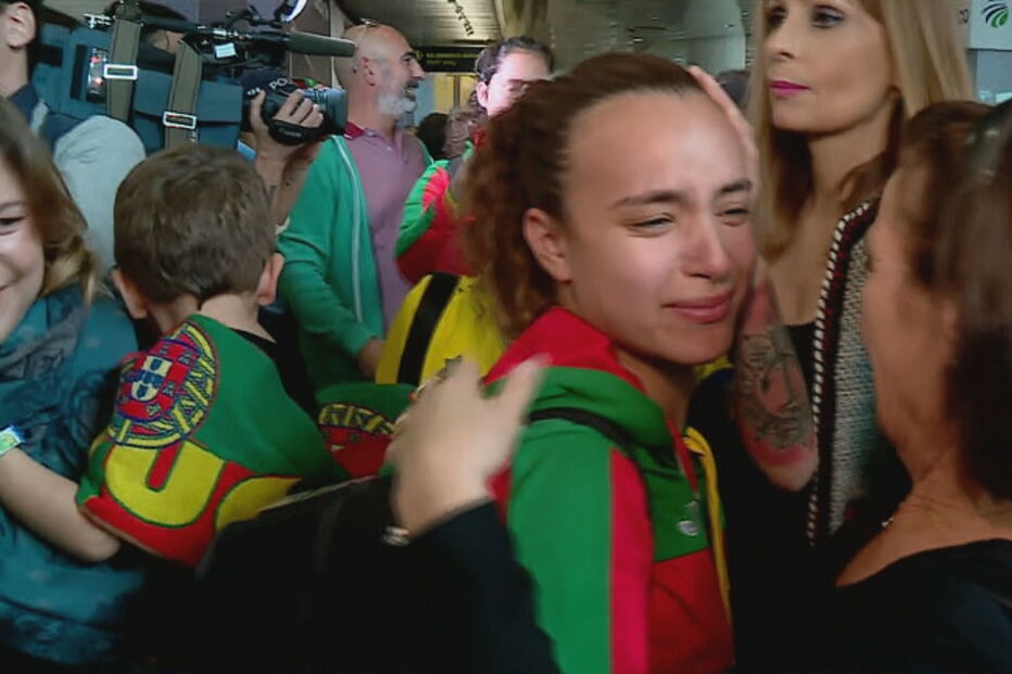 Equipa de Sub 19 de futsal feminino recebida em festa em Lisboa