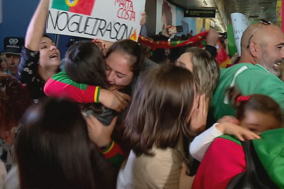 Equipa de Sub 19 de futsal feminino recebida em festa em Lisboa