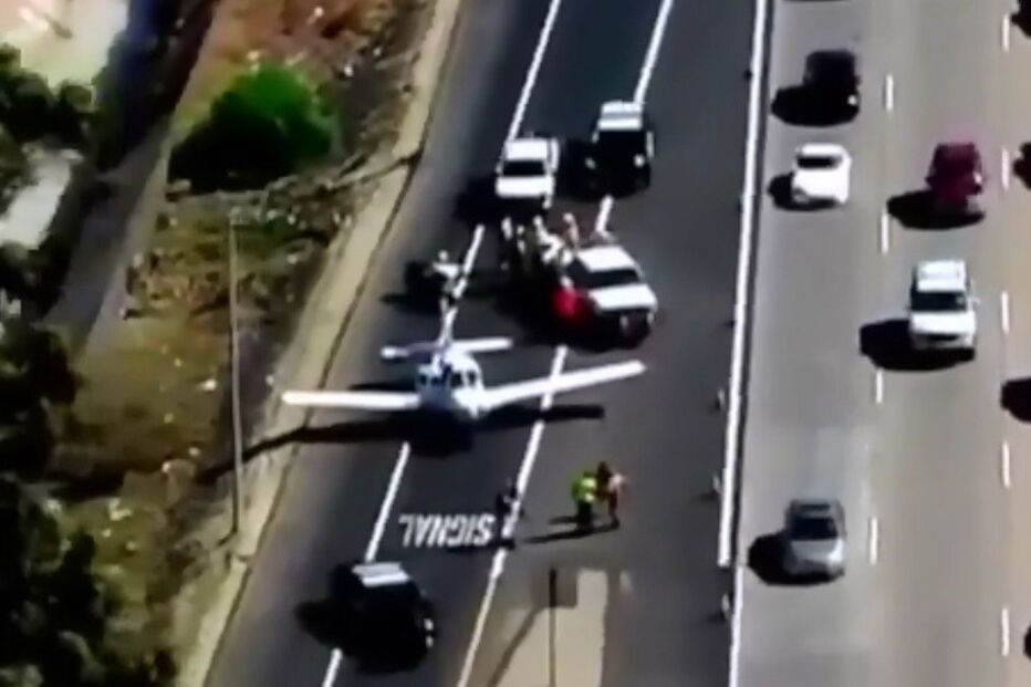 Piloto aterra avião em auto-estrada cheia de carros