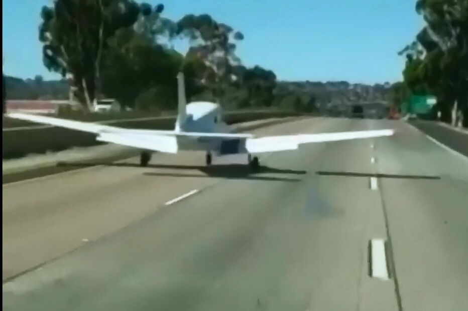 Piloto aterra avião em auto-estrada cheia de carros