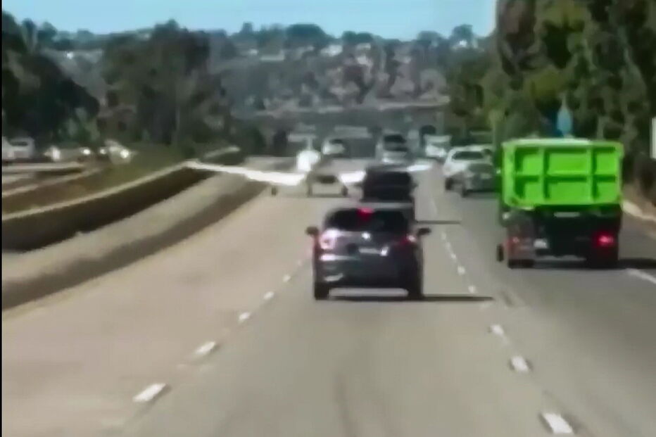 Piloto aterra avião em auto-estrada cheia de carros