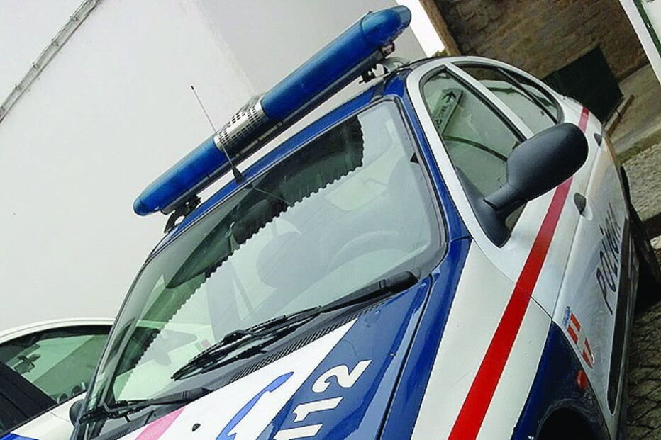 Exterior de carro da PSP de Elvas não faz antever o péssimo estado do interior 