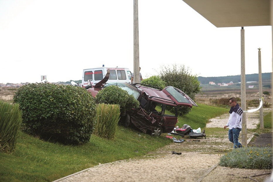 Violência do embate fez a viatura sair de estrada, em Peniche 