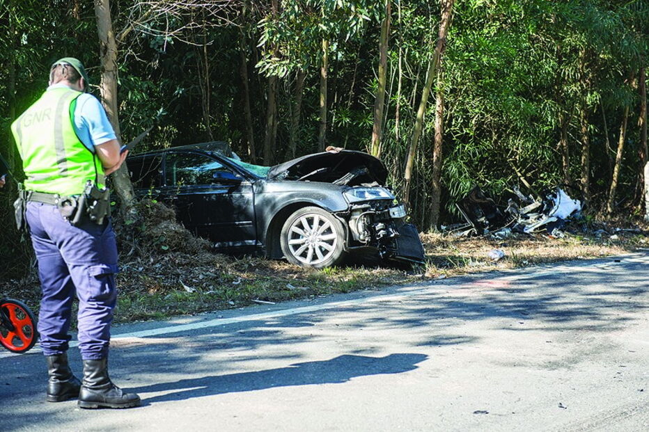 Carro embateu de frente com camião que levava um carregamento de leite, junto a Almograve 