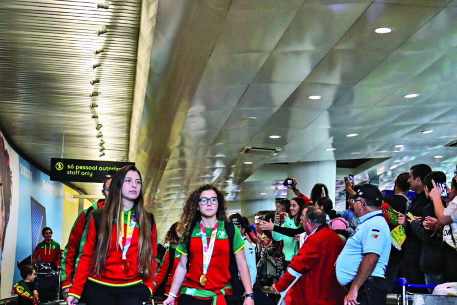 Centenas de pessoas esperaram pelas campeãs de futsal no aeroporto 