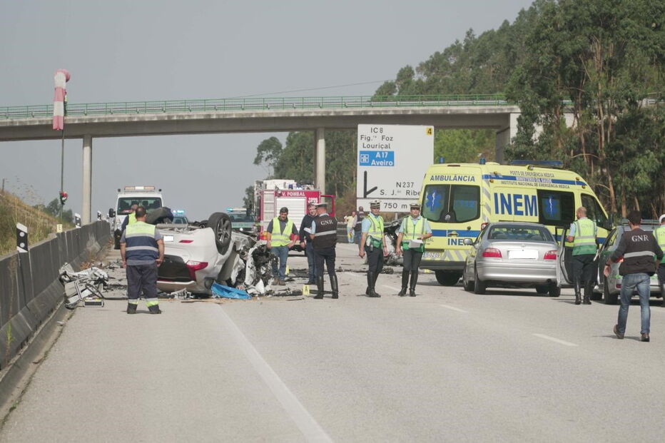Carros ficaram destruídos na sequência do brutal acidente que matou dois condutores