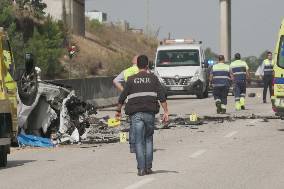 Carros ficaram destruídos na sequência do brutal acidente que matou dois condutores