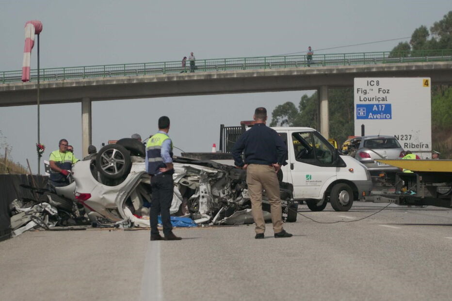 Carros ficaram destruídos na sequência do brutal acidente que matou dois condutores