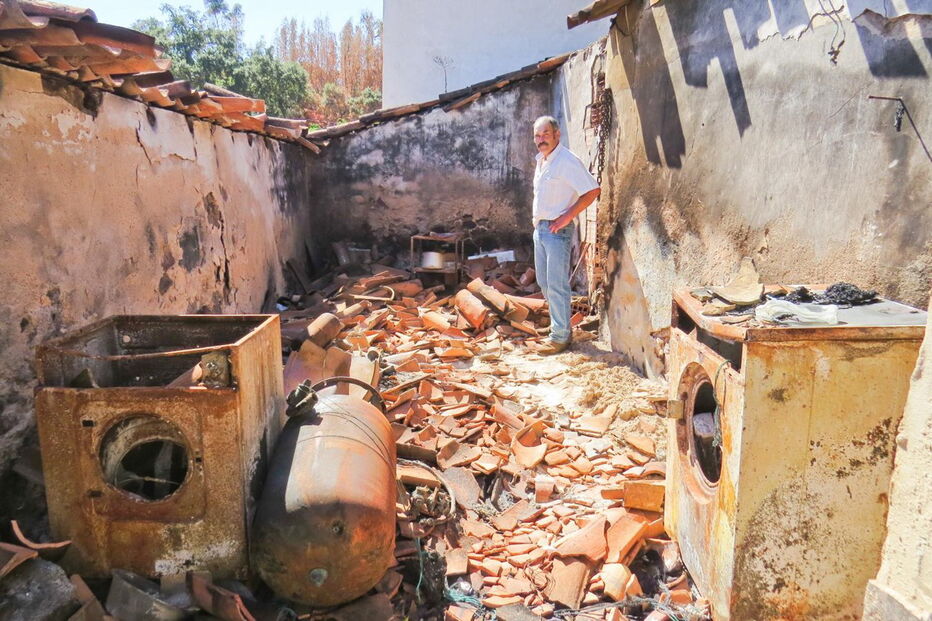 José Franco ficou com a casa destruída após o incêndio e foi viver para o local onde guarda a comida dos animais   