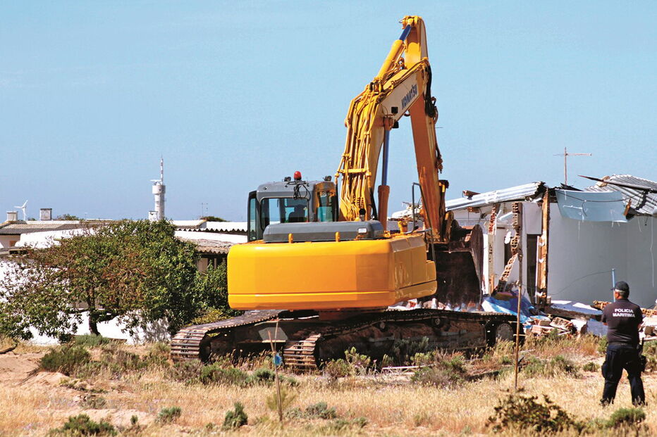 Máquinas poderão regressar ao núcleo do Farol e dos Hangares nos próximos meses para demolir mais 14 casas   