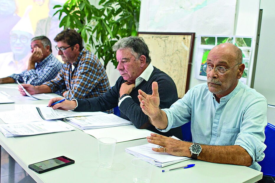 Carlos Pratas (à direita), da Bivalmar, considera que a prioridade agora passa por atenuar os prejuízos da obra 