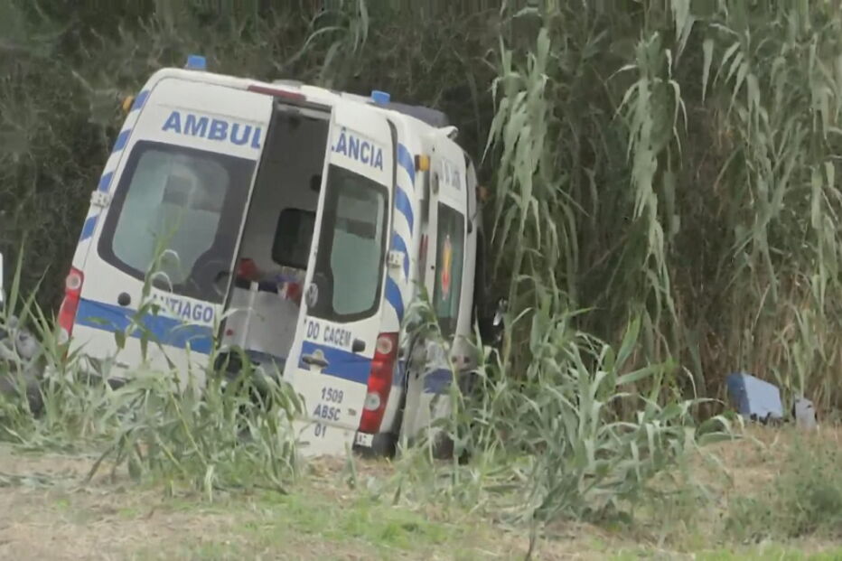 Quatro feridos graves em despiste de ambulância em Montemor-o-Novo