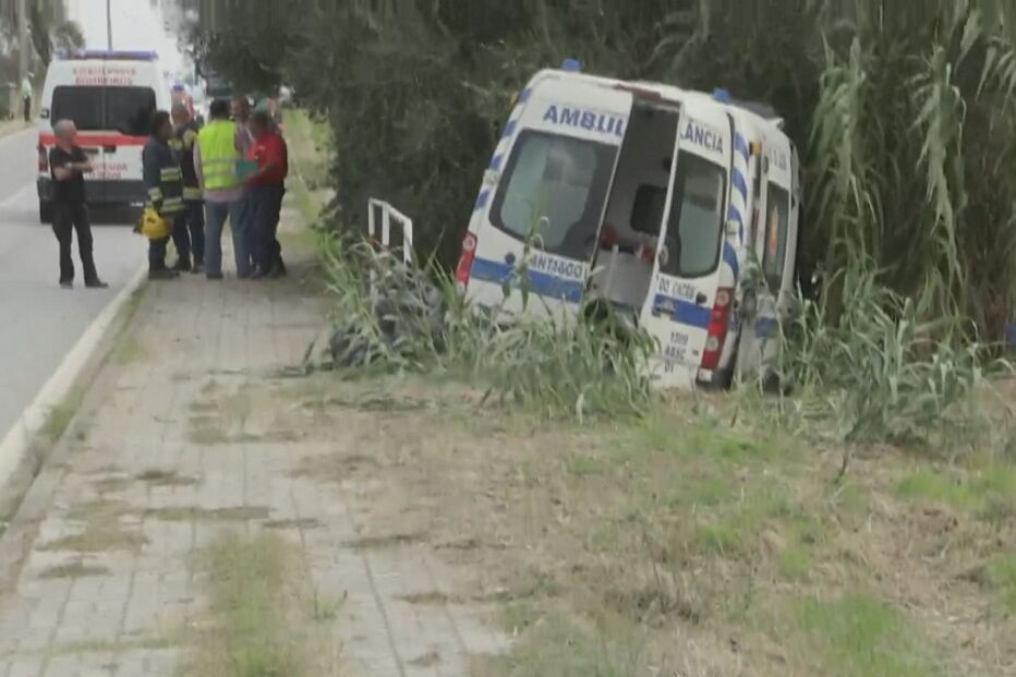 Quatro feridos graves em despiste de ambulância em Montemor-o-Novo