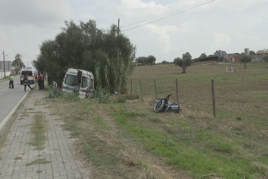 Quatro feridos graves em despiste de ambulância em Montemor-o-Novo