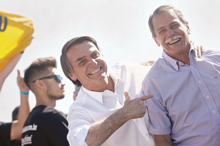 Jair Bolsonaro (à esquerda)