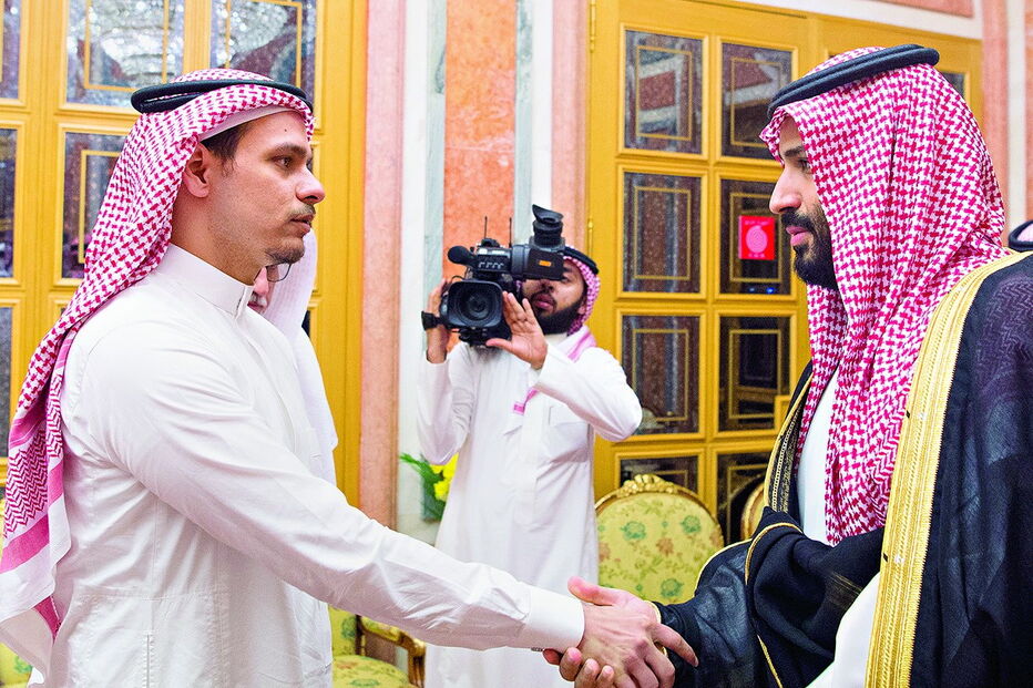 Mohammad bin Salman (dir.) é suspeito de ordenar a morte de Khashoggi