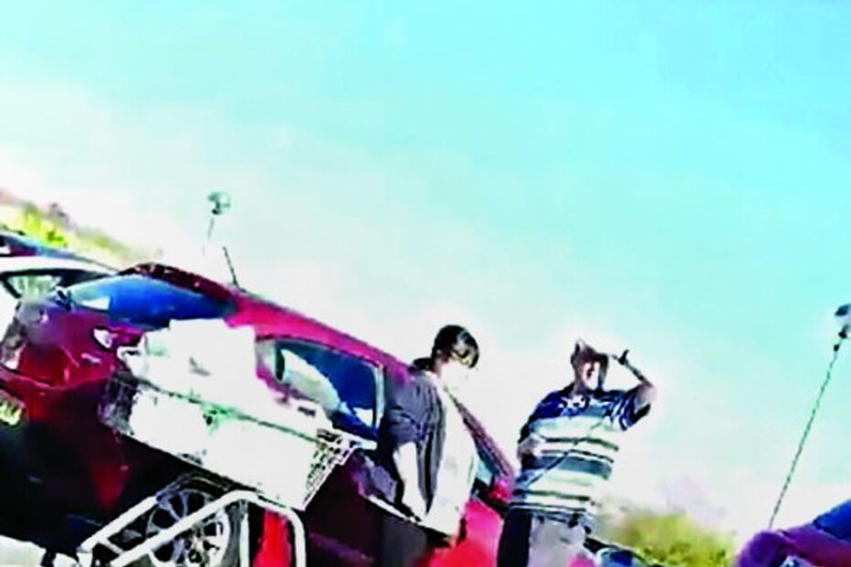 Casal distraído tenta entrar no carro errado 