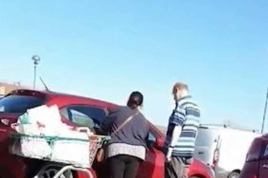 Casal distraído tenta entrar no carro errado 