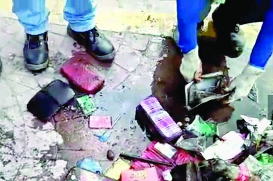 Carteiras roubadas entopem esgoto