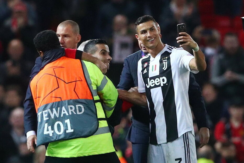 Cristiano Ronaldo tirou uma selfie com um adepto que invadiu o campo	