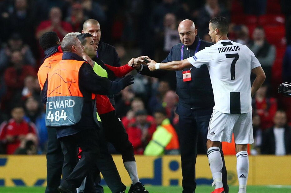 Cristiano Ronaldo tirou uma selfie com um adepto que invadiu o campo	