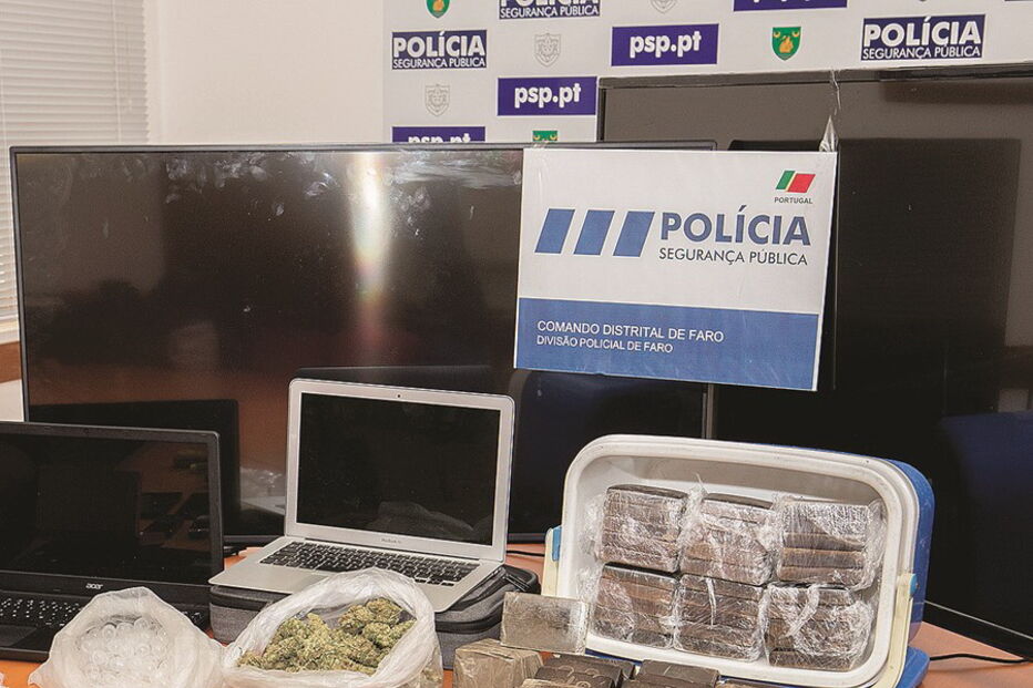 Material apreendido pela PSP ao traficante em operação na periferia de Faro 