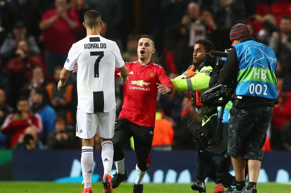 Adepto invade campo para tirar foto com Ronaldo