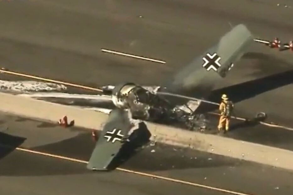 Avião com insígnias nazi da II Guerra Mundial despenha-se em autoestrada