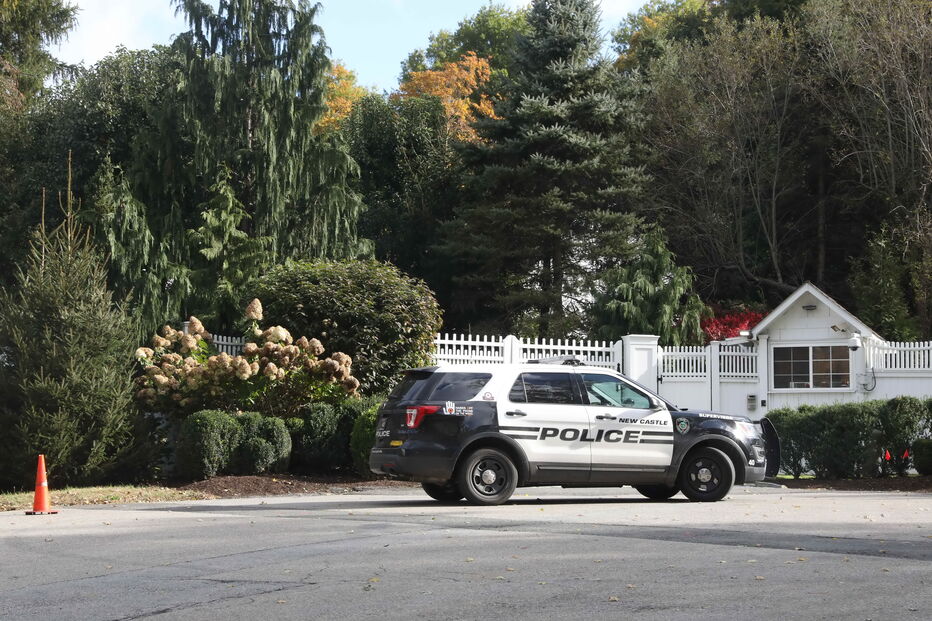 Polícia à porta da casa do casal Clinton após intercepção de engenho explosivo