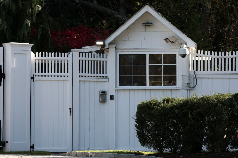Polícia à porta da casa do casal Clinton após intercepção de engenho explosivo