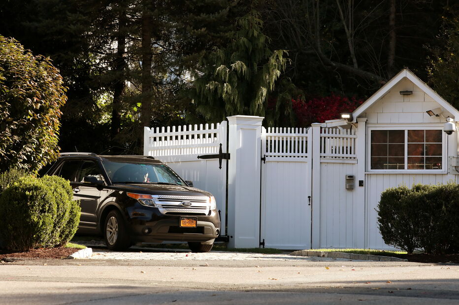 Polícia à porta da casa do casal Clinton após intercepção de engenho explosivo