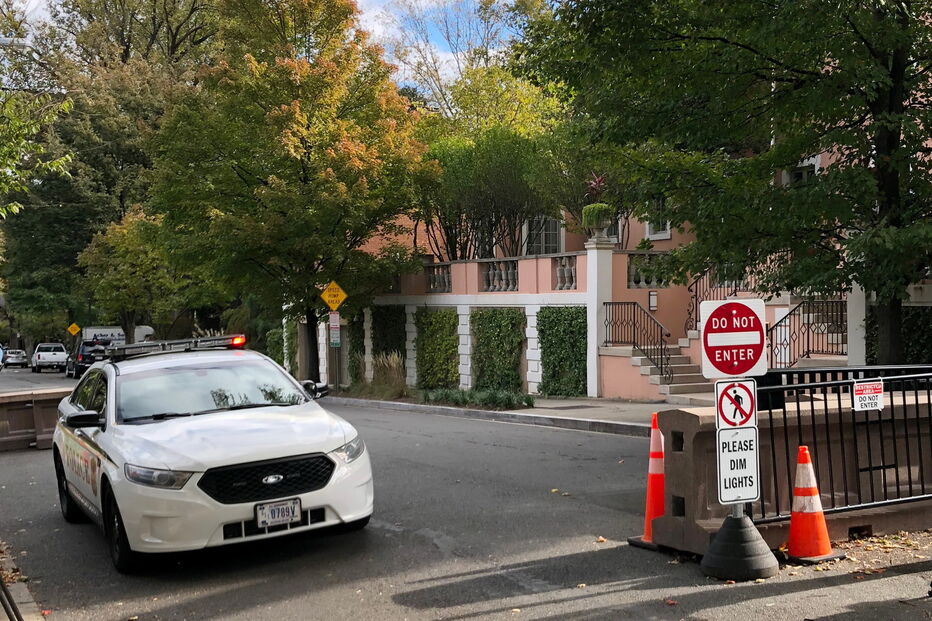 Polícia à porta da casa do ex-presidente dos EUA, Barack Obama, em Kalorama